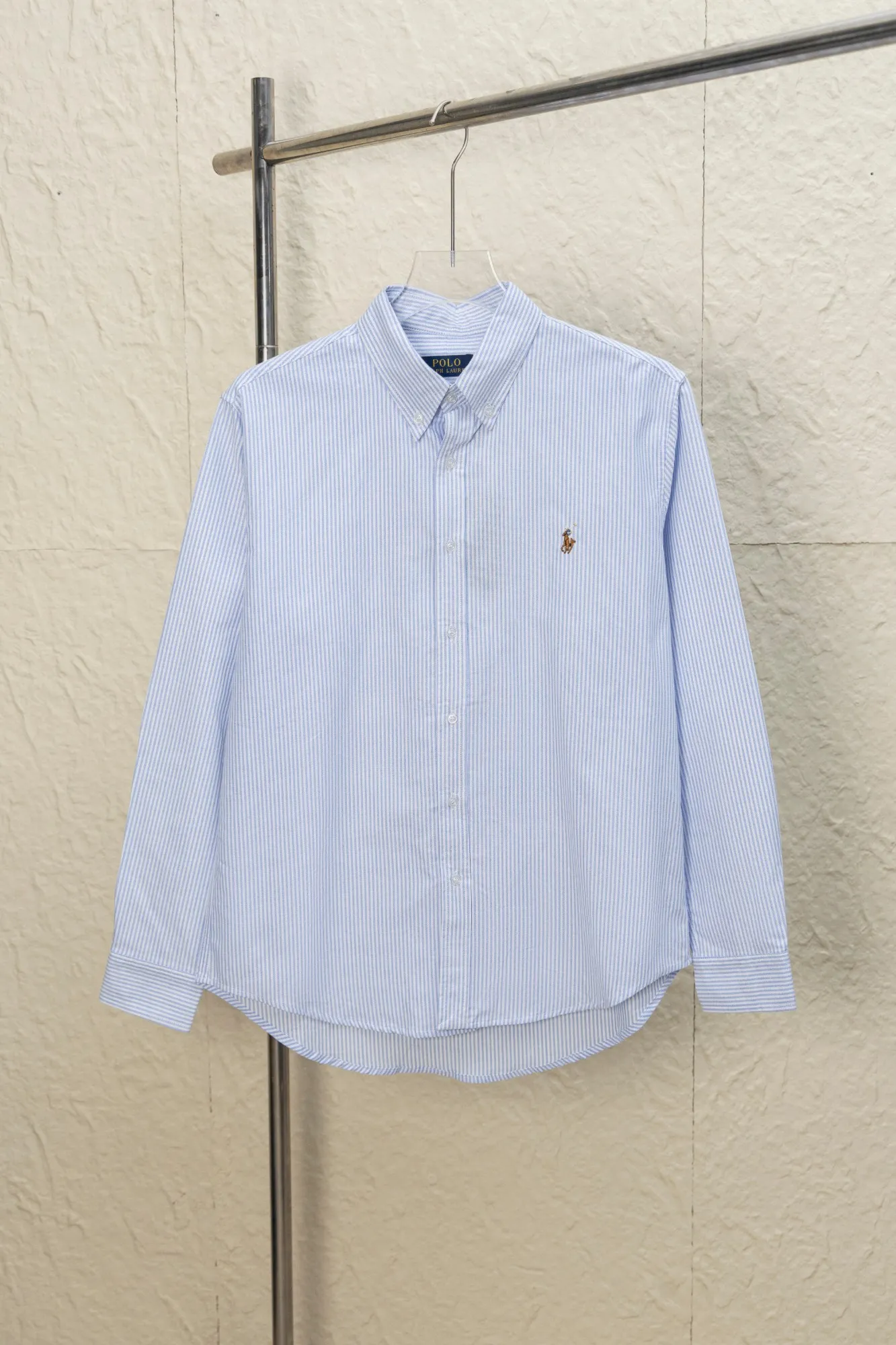 P230 Style number: JZ007 Rah Lauren striped small logo logo embroidered shirt, same style for men and women, complete with three labels, full set of packaging, official website details consistent, original pure cotton Oxford fabric material, ready-to-wear wash, skin-friendly and comfortable, classic and versatile, suitable for business and leisure, collar buttons, differentiated currency, all fabric accessories are original benchmarking, the details and craftsmanship are very good, color: gray blue, size: S M L XL